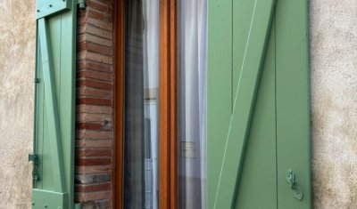 Fabrication et pose de volets avec mise en peinture pour une maison ancienne à Montréal