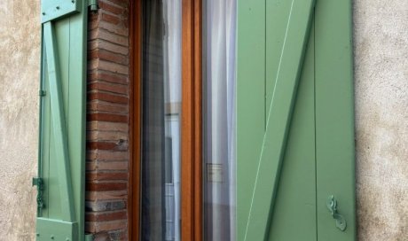 Fabrication et pose de volets avec mise en peinture pour une maison ancienne à Montréal