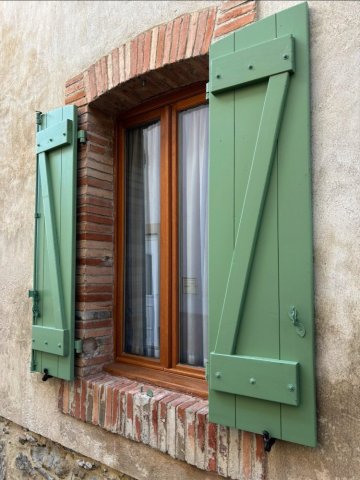 Fabrication et pose de volets avec mise en peinture pour une maison ancienne à Montréal