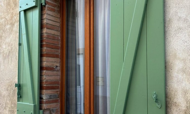 Fabrication et pose de volets avec mise en peinture pour une maison ancienne à Montréal