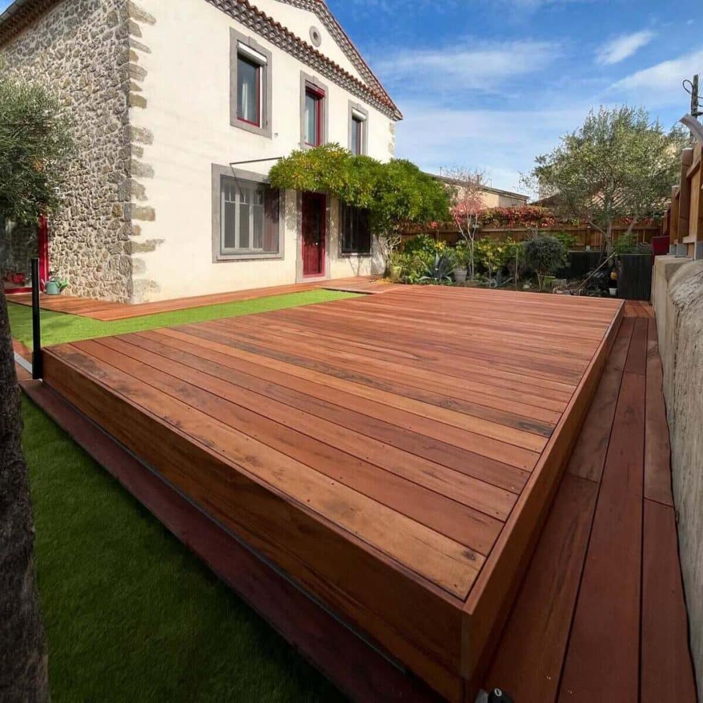464274708_18289620421235079_8260174205473777957_n Terrasse en bois devant une maison traditionnelle, ajoutant une touche chaleureuse et naturelle à l'architecture. 