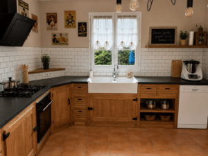Cuisine rustique en bois avec évier timbre d'office, crédence carrelage métro et affiches vintage françaises.