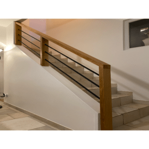 Escalier moderne avec garde-corps en bois, barres en métal noir et marches carrelées beige.